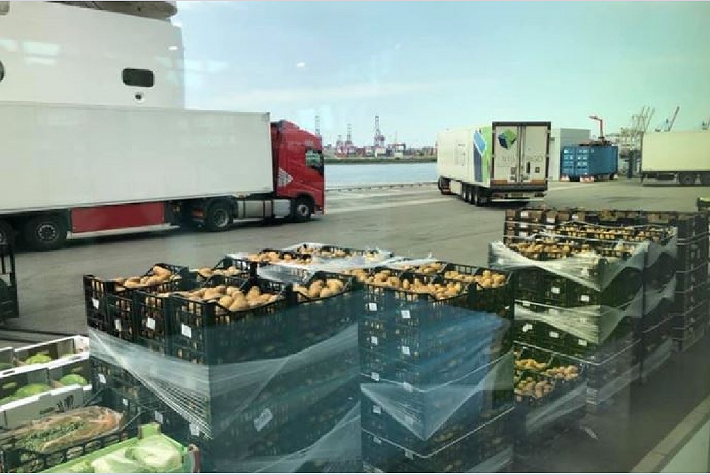 300 tons of food will be loaded today at #AltonaCruiseTerminal onboard the #MSCOrchestra - perfect organised operations 